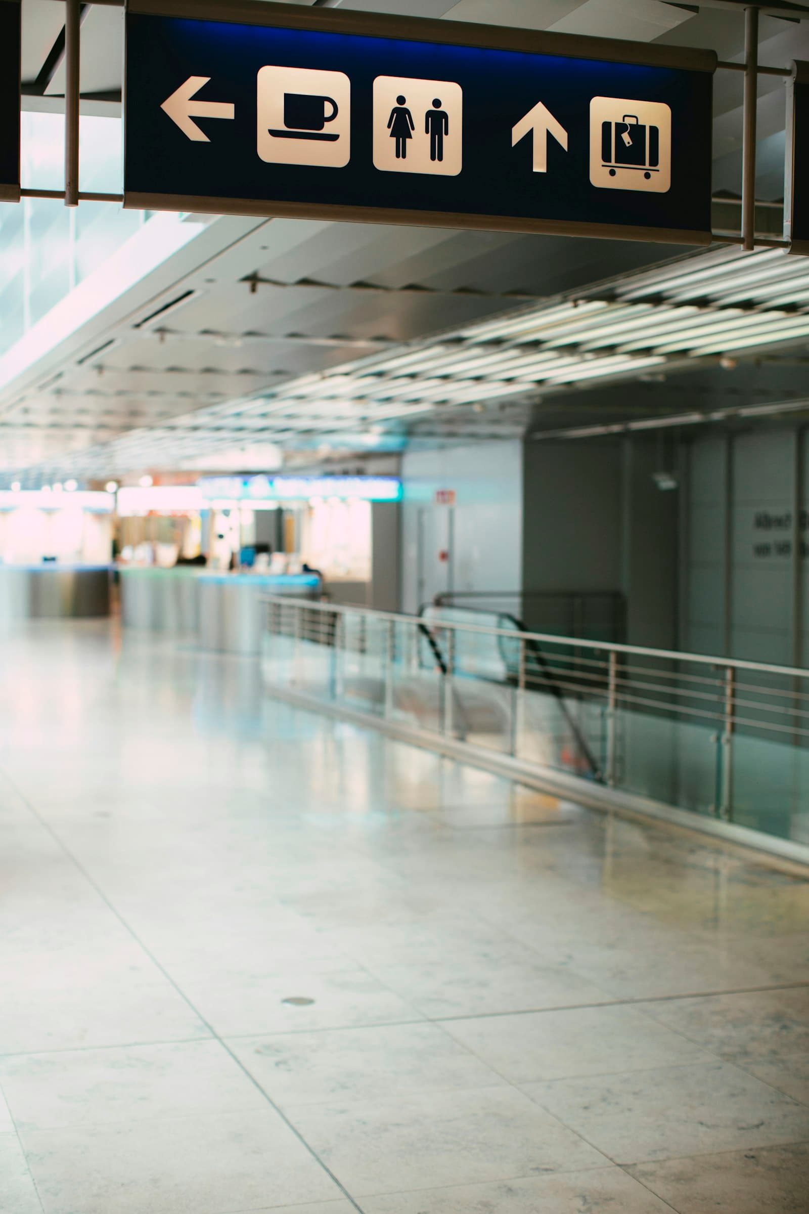 Illustratie meet and assist Schiphol: rustige luchthavenhal met bewegwijzering